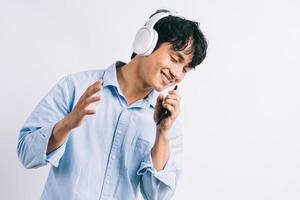 asiatisk man lyssnar på musik och upprepar foto