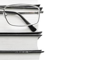 glasögon och tjocka böcker på en vit bakgrund