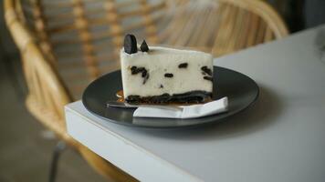 choklad cheesecake eras på vit tabell på de Kafé. foto