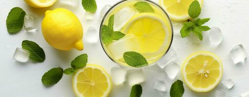 citronsaft i en glas med färsk citroner och mynta. kall sommar dryck med kopia Plats. generativ ai foto