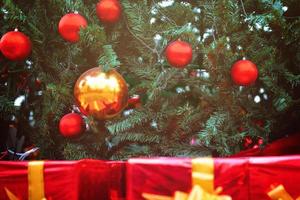 julgran med dekorationer och presenter. foto