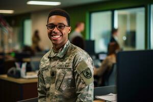 en ung svart man i en militär enhetlig är leende och Framställ för en Foto
