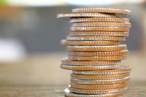 stack av mynt på bordsbakgrund och sparar pengar och koncept för affärstillväxt, finans och investering