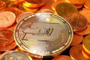 kryptovalutamynt på bordet och digitala valutapengekoncept, digitala pengar i framtiden, gyllene myntbakgrund foto