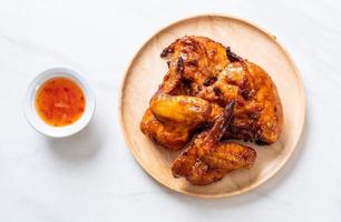 grillad och grillad kyckling på ett bord foto