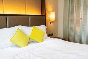 bekväm kuddedekoration på sängen i hotellrummet foto