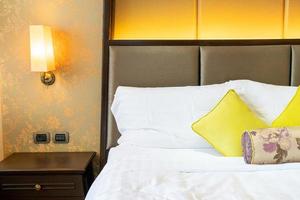 bekväm kuddedekoration på sängen i hotellrummet foto
