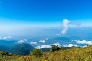 vackert bergskikt med moln och blå himmel på kew mae pan natur spår i Chiang Mai, Thailand foto