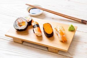 blandad sushi-uppsättning - japansk matstil foto