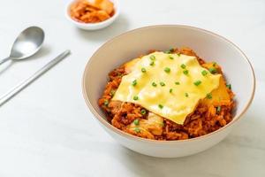 kimchi stekt ris med fläsk och toppad ost - asiatisk och fusionsmatstil foto