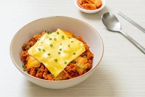 kimchi stekt ris med fläsk och toppad ost - asiatisk och fusionsmatstil foto