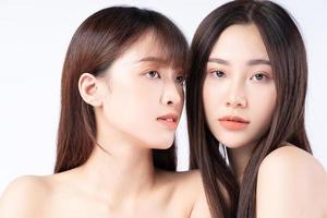 skönhetsporträtt av två vackra unga asiatiska tjejer foto