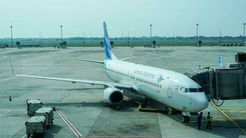 Indonesien, jakarta, augusti 10 2023, aktiviteter runt om de flygplats förkläde, med garuda indonesien flygplan foto