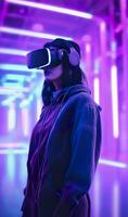 en ung asiatisk kvinna är använder sig av en virtuell verklighet headset. neon ljus studio porträtt. begrepp av virtuell verklighet, simulering, spel, och framtida teknologi. ai generativ foto