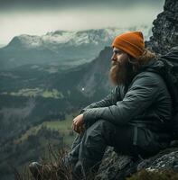 en berg man utseende ut över en dal stock video, reslust resa stock bilder, resa stock foton reslust