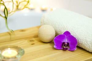 spa-skönhet salong, wellness Centrum. spa behandling aromaterapi för en kvinnas kropp i de badrum med ljus, oljor och salt. foto