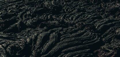de lava yta svalnar och härdar in i sten klumpar av mörk svart lava foto
