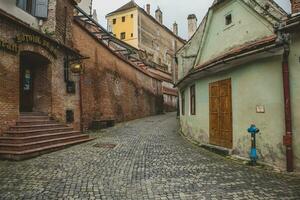 medeltida gata med historisk byggnader i de hjärta av Rumänien. sibiu de östra europeisk citadell stad. resa i Europa foto