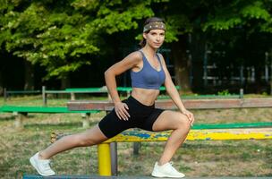 atletisk ung kvinna i sportkläder joggning i de parkera. kondition och friska livsstil. porträtt av en skön ung kvinna i sportkläder utomhus. sport kondition modell Träning utomhus- foto