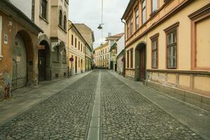 medeltida gata med historisk byggnader i de hjärta av Rumänien. sibiu de östra europeisk citadell stad. resa i Europa foto