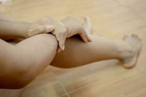 kvinnas ben applicering hud vård grädde för själv vård kvinnors själv vård foto