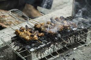 topp se av sate eller satay, traditionell mat från indonesien är varelse grillad på eldig träkol. foto