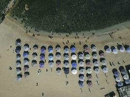 antenn Drönare se av paraplyer på de strand i yogyakarta indonesien foto