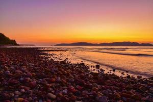 liggande strandsikt soluppgång på kvällsbakgrund vid sattahip chon buri thailand foto