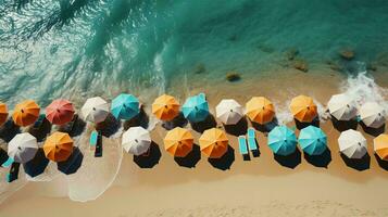 topp se av de sandig strand och de hav med Sol solstolar och Sol paraplyer på semester i de tillflykt. ai genererad foto