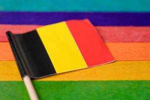 tysklands flagga på regnbågsbakgrund flaggsymbol för lgbt gay pride månad social rörelse regnbågsflagga är en symbol för lesbisk, gay, bisexuell, transsexuell, mänskliga rättigheter, tolerans och fred. foto