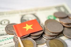 stack av mynt med vietnam flagga på vit bakgrund. foto