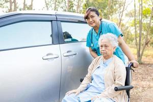 läkarehjälp och vård asiatisk senior eller äldre gammal damkvinnapatient som sitter på rullstol på parkerar på vårdavdelningen, hälsosamt starkt medicinskt koncept. foto