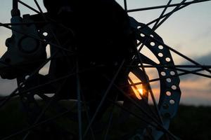 morgon cykeltur, skivbromsar siluett närbild foto