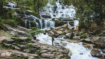 resa koppla av för att besöka vattenfall av par. på vintern. vid vattenfallet mae ya chiangmai. reser naturen. sommar foto