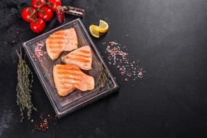 välsmakande färsk röd fisk arktisk röding bakad på en grill foto