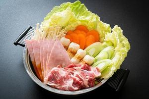 sukiyaki eller shabu hot pot svart soppa med kött rå och grönsaker - japansk matstil foto
