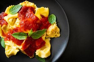 italiensk tortellinipasta med tomatsås foto