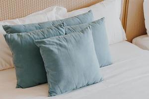vacker och bekväm kuddedekoration i sovrumsinteriören