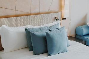 vacker och bekväm kuddedekoration i sovrumsinteriören