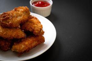 stekt kycklingvingar med ketchup - ohälsosam mat foto