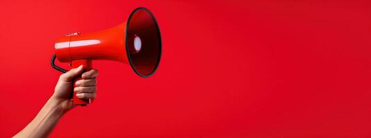 generativ ai, megafon i hand på en tömma röd bakgrund, panorama- bild med kopia Plats foto