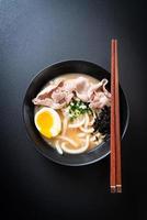 udon ramen nudlar med fläsk soppa - japansk stil foto