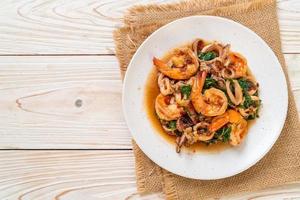stekt skaldjur av räkor och bläckfisk med thailändsk basilika - asiatisk matstil foto