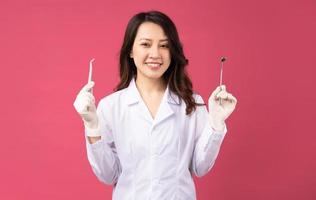 ung asiatisk kvinnlig läkare med glada uttryck på bakgrunden foto