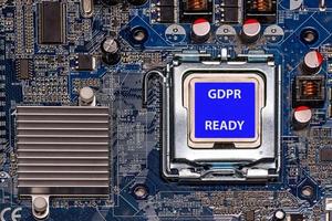 närbild-cpu med etikett gdpr redo på datorns moderkort foto