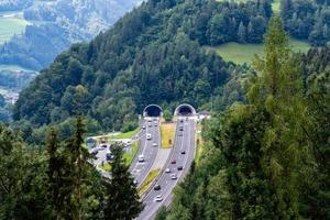 vacker utsikt över bergen och ingången till autobahn tunnel nära byn werfen, österrike foto