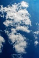 molnlandskap. blå himmel och vitt moln. solig dag. foto