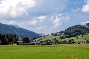 typisk österrikisk by i foten av Alperna.