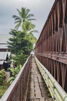 gammal fransk bro av träskiva luang prabang laos asien.