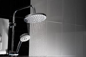 närbild av vatten som rinner från dusch i badrummet foto